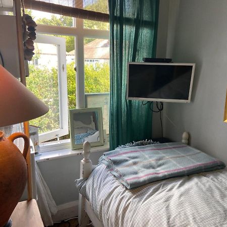Comfy Cosy Little Room Tv Fridge Microwave Upton  Exterior foto