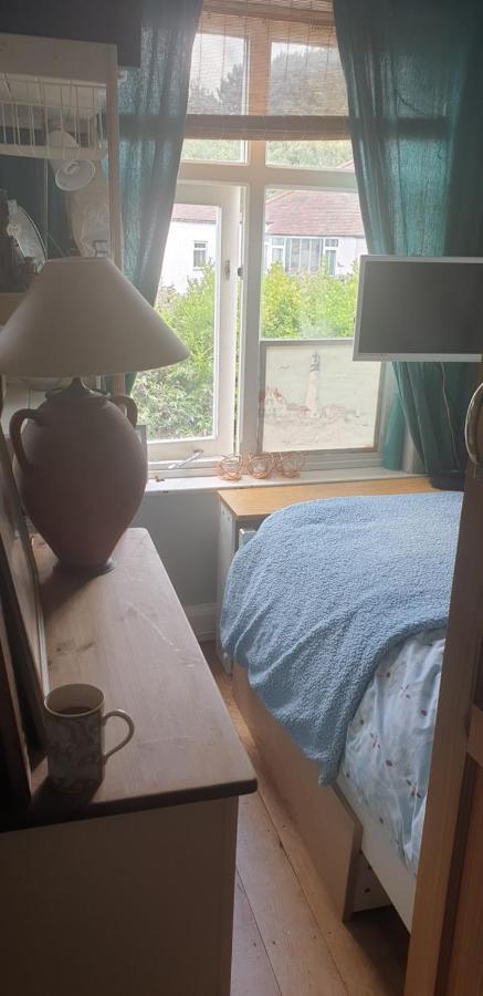Comfy Cosy Little Room Tv Fridge Microwave Upton  Exterior foto