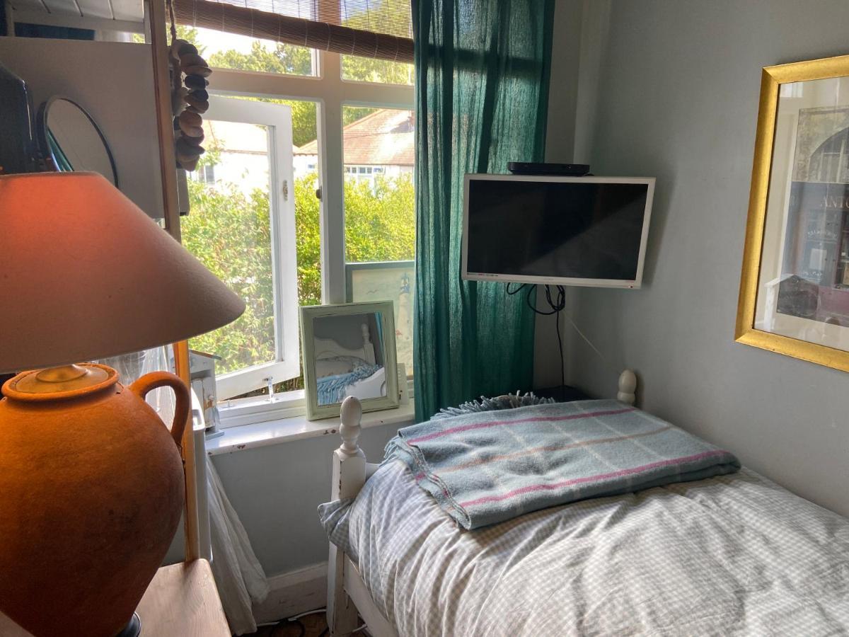 Comfy Cosy Little Room Tv Fridge Microwave Upton  Exterior foto
